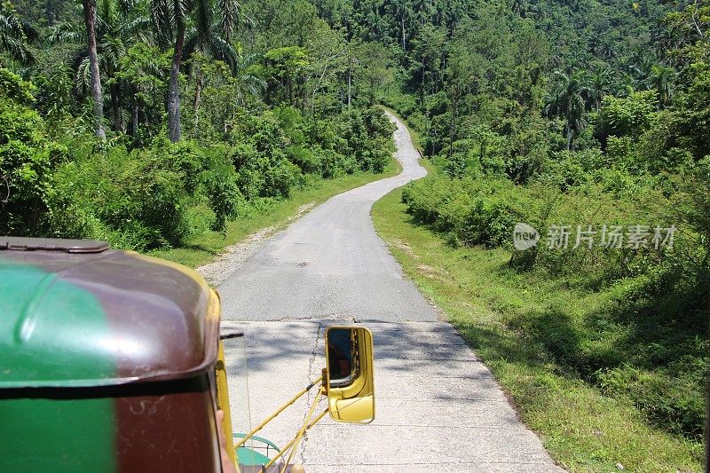 古巴- Topes de Collantes-在自然保护区短途旅行的卡车